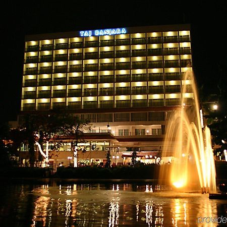 Taj Banjara Hotel Hyderabad Bagian luar foto The Manila Hotel at night