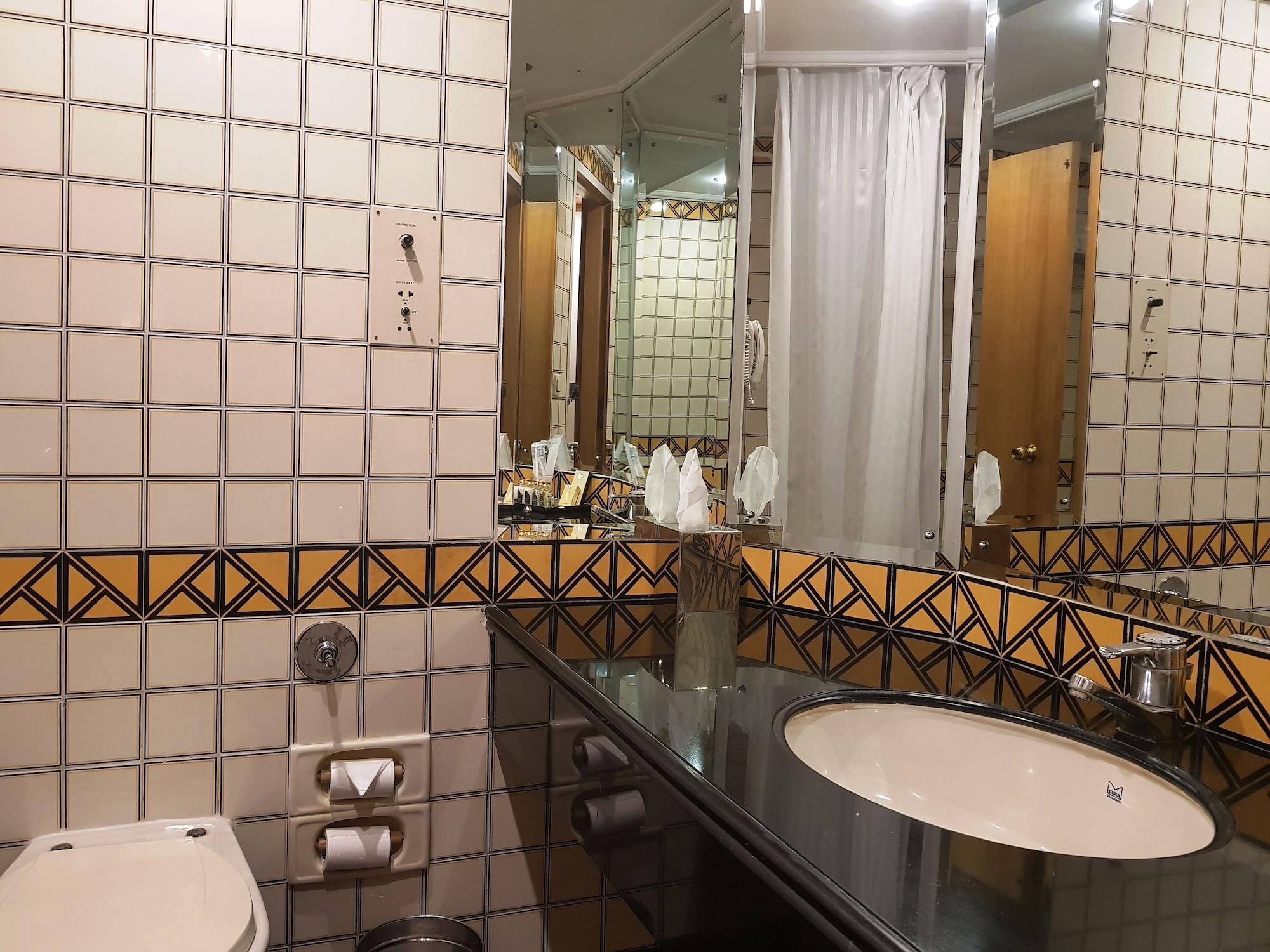 Taj Banjara Hotel Hyderabad Bagian luar foto Bathroom in a hotel