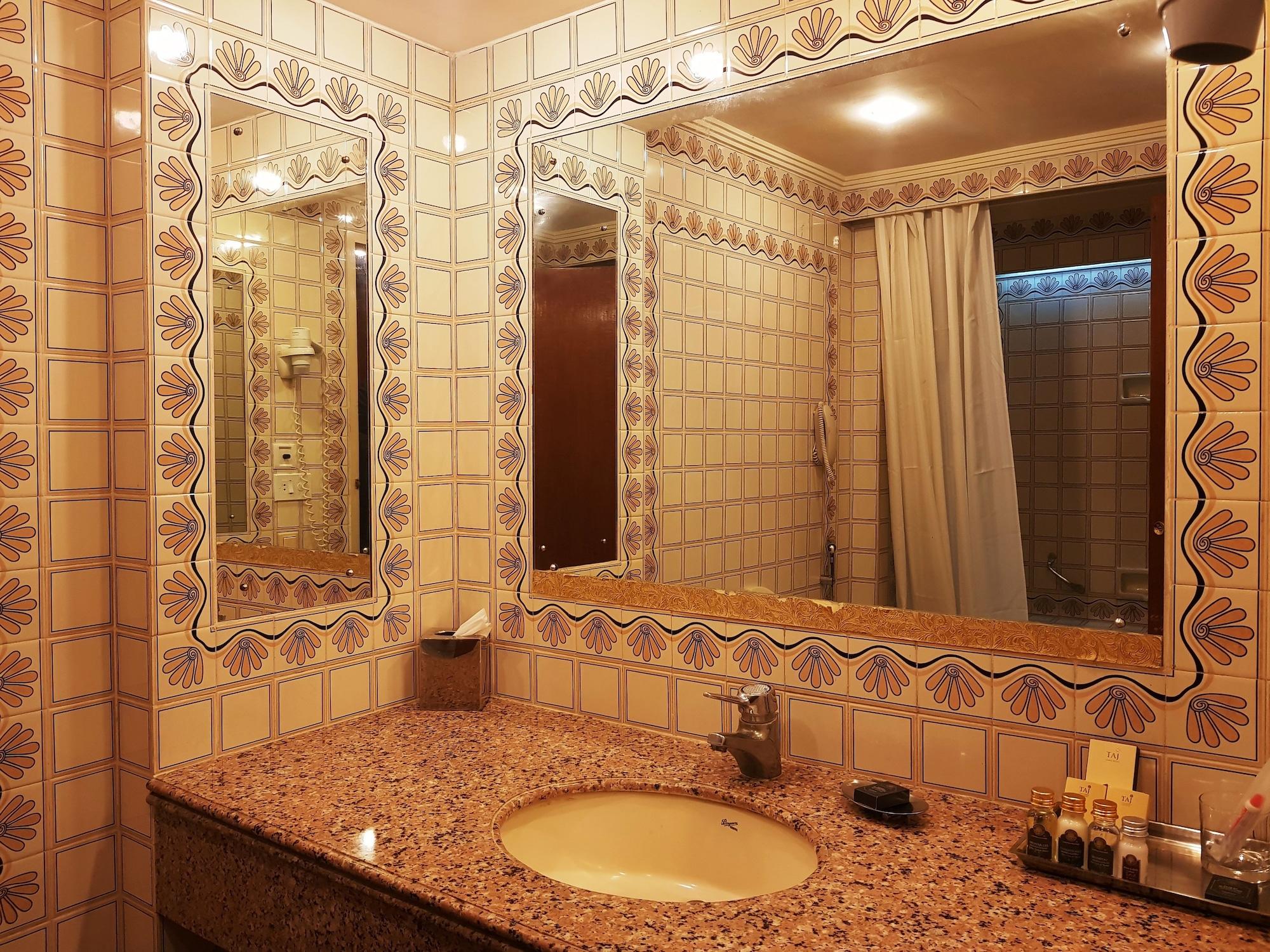 Taj Banjara Hotel Hyderabad Bagian luar foto Bathroom mirrors
