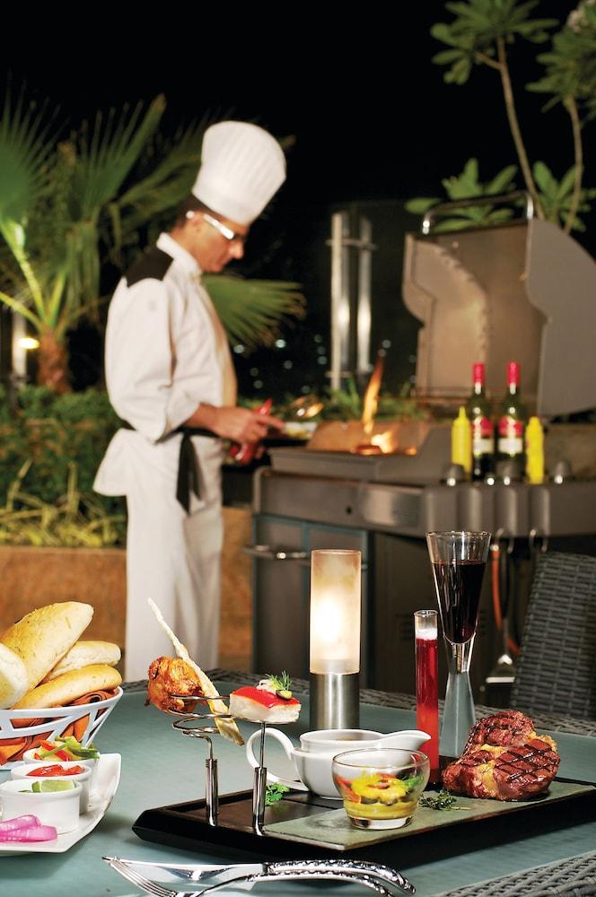 Taj Banjara Hotel Hyderabad Bagian luar foto A chef at work