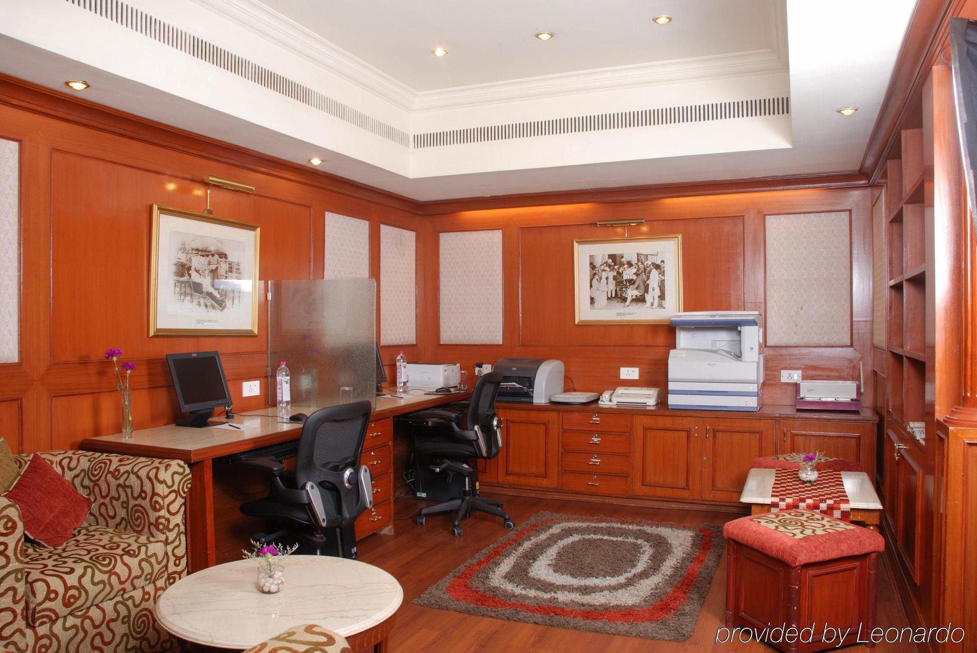 Taj Banjara Hotel Hyderabad Fasilitas foto A typical hotel business center