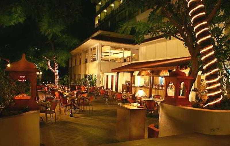 Taj Banjara Hotel Hyderabad Bagian luar foto The outdoor patio at the restaurant
