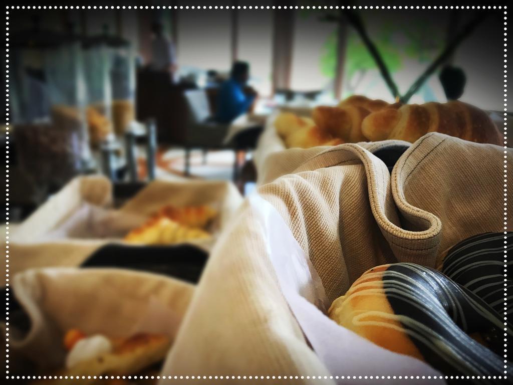 Taj Banjara Hotel Hyderabad Bagian luar foto A selection of clothing