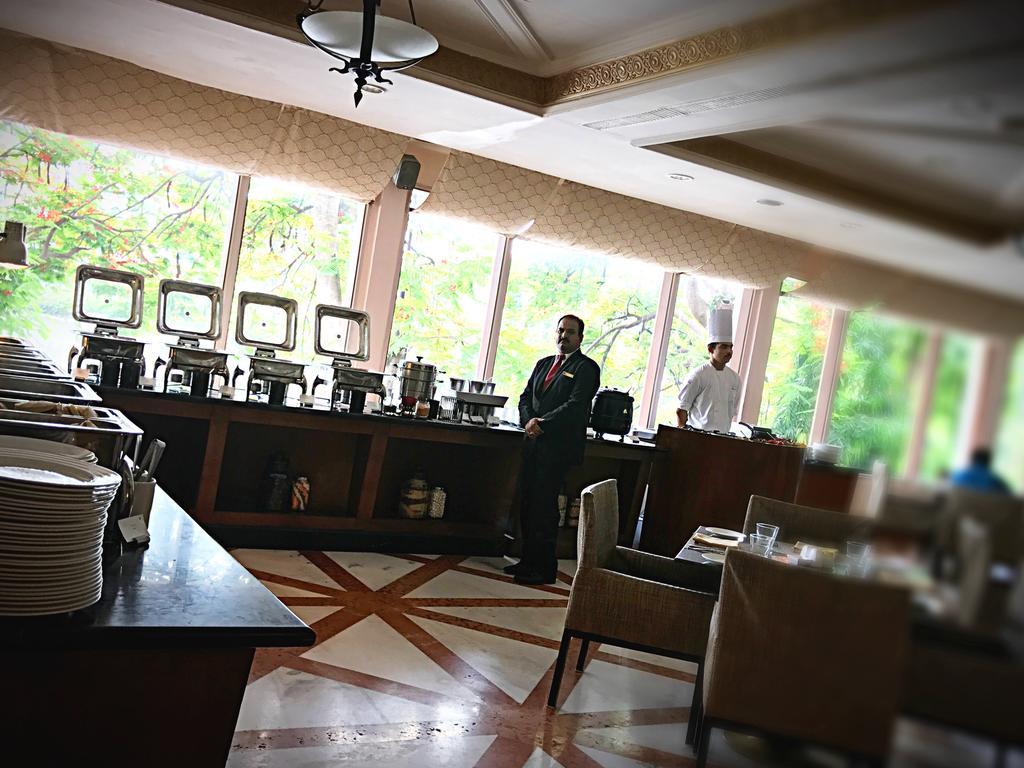 Taj Banjara Hotel Hyderabad Bagian luar foto The restaurant at the hotel