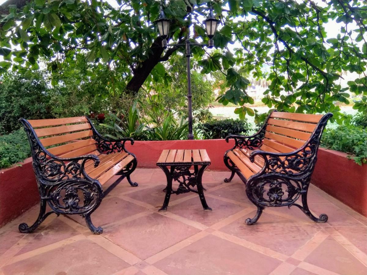Taj Banjara Hotel Hyderabad Bagian luar foto A cast iron bench